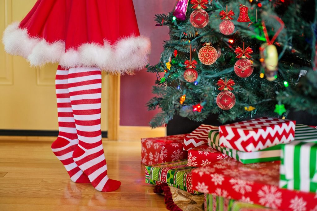 decorating christmas tree 2999722 1920 | Rabatt-Coupon.com | Überall sparen mit Gutscheinen