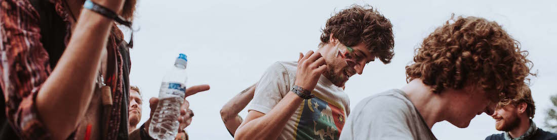 Junge Menschen auf Musikfestival