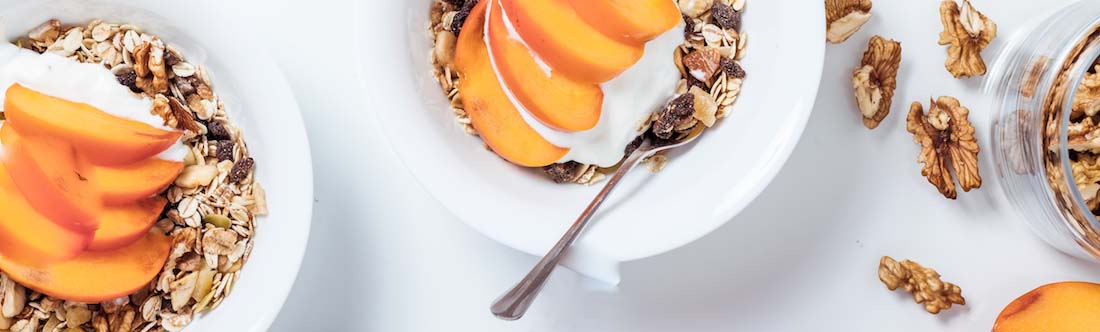 Müslischalen mit Früchten