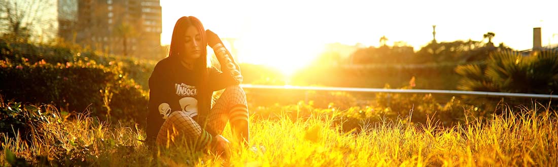 Junge Frau im Sonnenuntergang