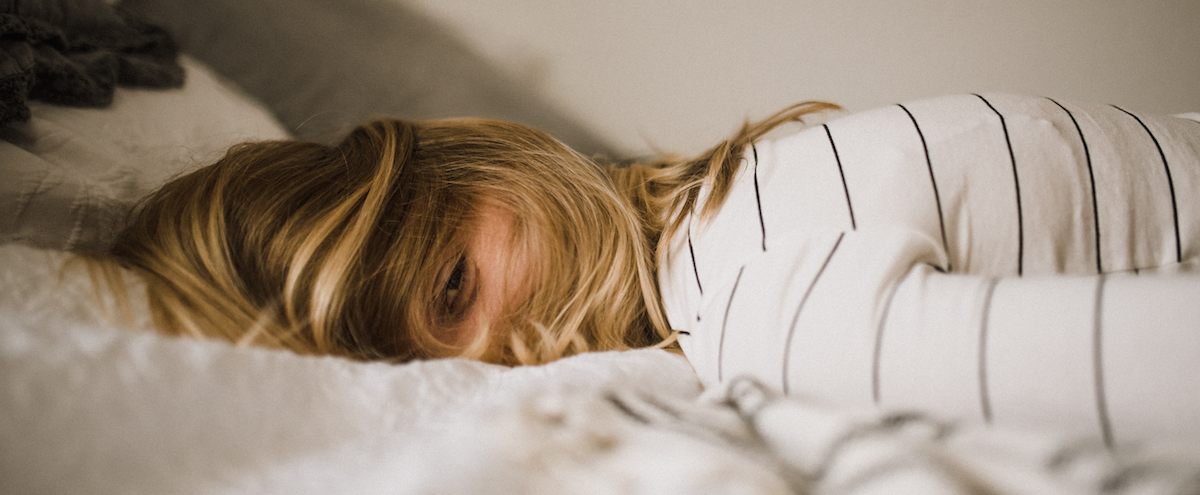 Junge Frau auf Bett