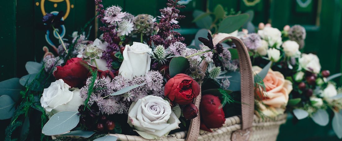 Ein Korb mit Blumen