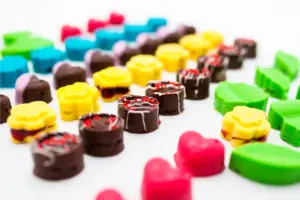 Bunte Pralinen und Schokoladen in Herz-, Blumen- und runder Form, arrangiert als Symbol für verschiedene Geschenkarten wie giri choko, hommei choko und tomo choko in Japan.