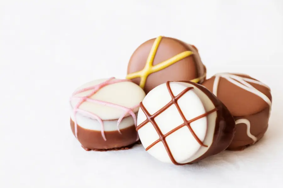 Weiße Schokolade zum White Day – Tradition mit süßer Bedeutung Mehrere runde Pralinen mit weißer und heller Schokolade, dekoriert mit feinen Linienmustern, symbolisch für White Day und weiße Schokolade.