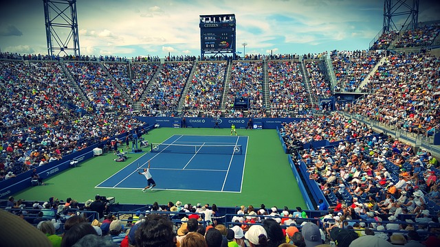 Ein prall gefülltes Tennisstadion