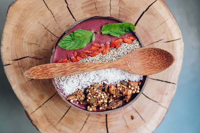 Eine Smoothie-Bowl mit Bambuslöffel | Rabattcoupons