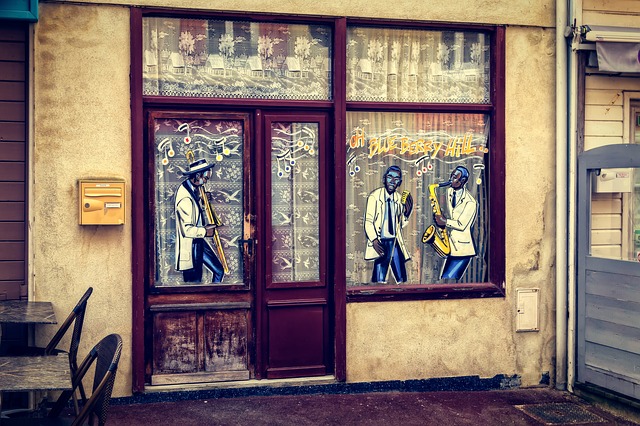 Ein Schaufenster mit tollen Jazz-Verzierungen
