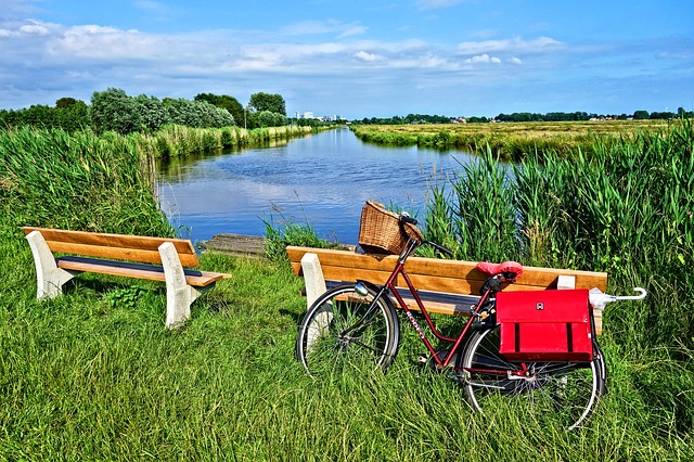 Ein Fahrrad nebst einer Bank | Rabatte Coupons