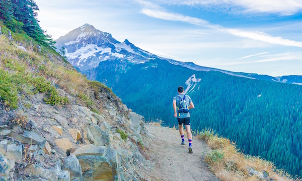 Ein Mann joggt im Gebirge | Rabatte Coupons