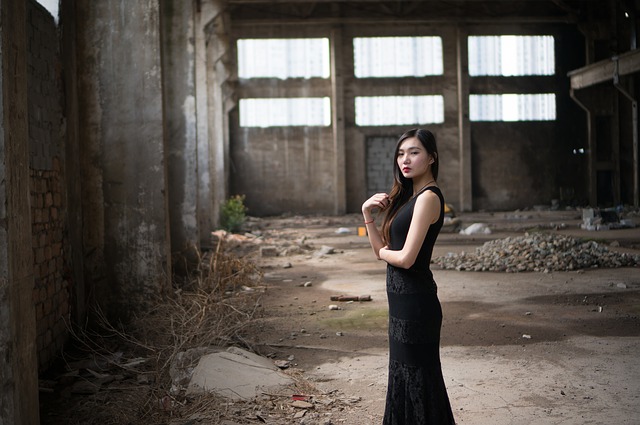 Lodenfrey Gutschein Eine junge Frau in einem Hobble Skirt | Lodenfrey Gutschein