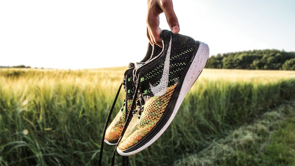 Nike-Joggingschuhe an einer Hand | Rabatte Coupons