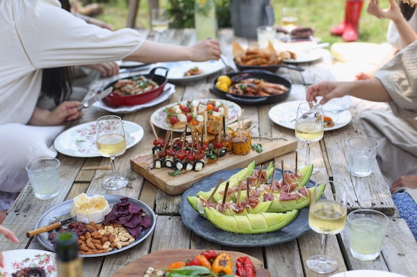 Ein reich gedeckter Tisch | Rabatte Coupons