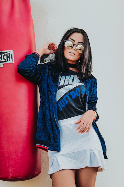 Vom Korsett bis zur Leggings: Die größten Fashion-Trends aller Zeiten 10 Eine Südländerin im sportlichen Outfit | Lodenfrey Gutschein