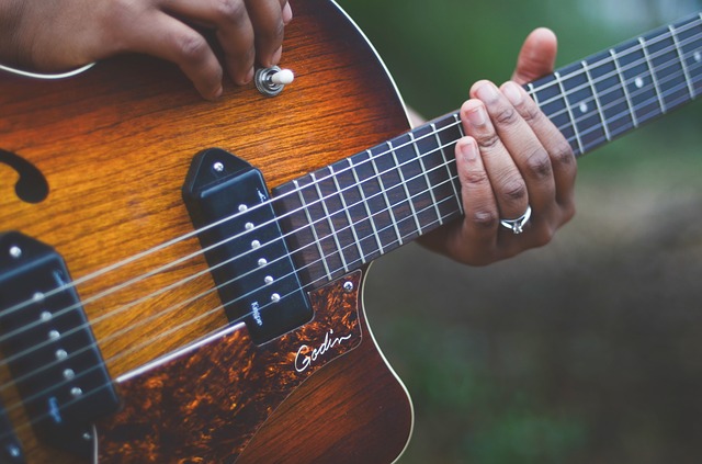 Eine Gitarre in der Nahansicht | Rabattcoupons