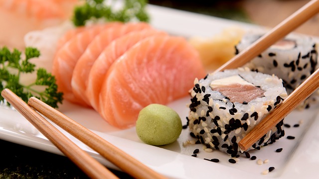 Eine Sushi-Rolle mit Sesam | Rabattcoupon