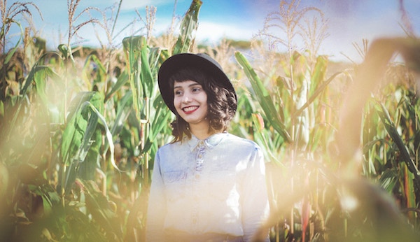 Eine Frau in einem Maisfeld | Rabattcoupons