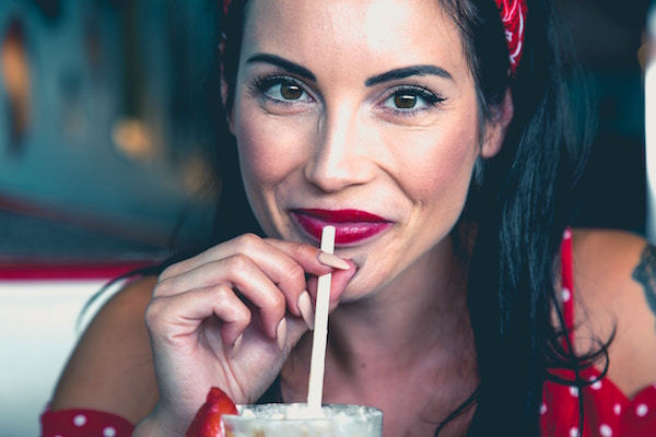 Eine Frau genießt ein Glas Milch | Rabatte Coupons
