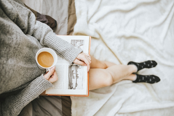 Eine Dame liest ein Buch | Geliebtes Zuhause Gutschein