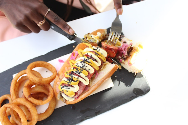 Ein frischer Hot Dog wird verspeist | Rabatte Coupons
