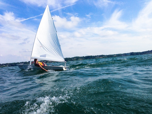 Ein Segler auf dem Eriesee | Rabattcoupons