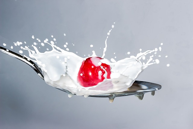 Frische Milch auf einem Löffel | Rabattcoupons