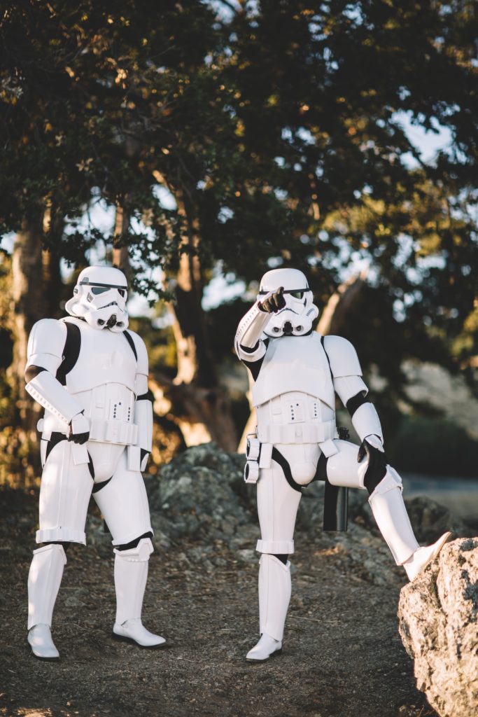 Zwei Menschen in einem Stormtrooper Kostüm | Rabatte Coupon