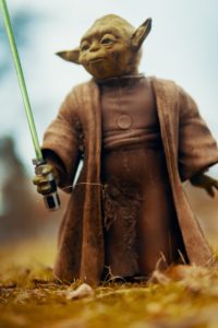 Figur Yoda von Star Wars mit einem Lichtschwert | Rabatte Coupons