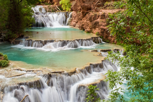 Eine Landschaft mit Wasserfällen | Rabatte Coupons