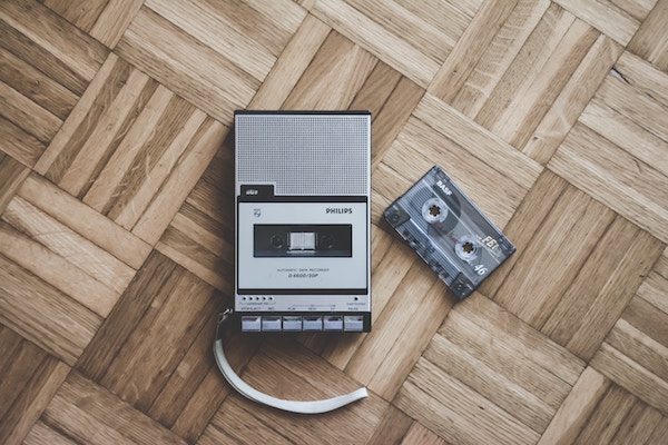 Eine Musikkassette nebst Abspielgerät | Kiddinx Gutscheincode