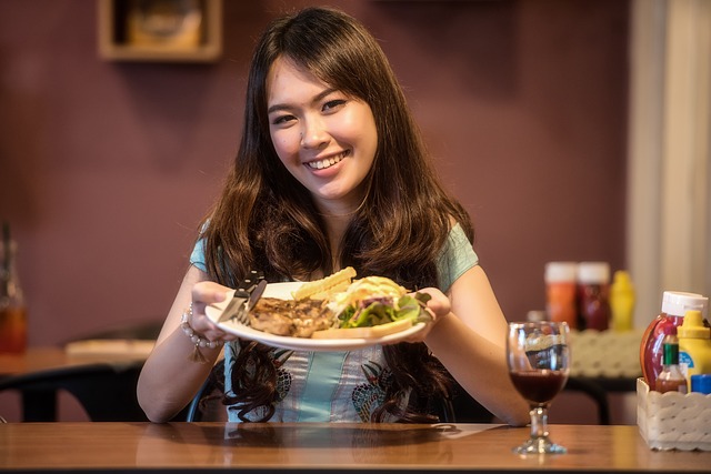 Eine junge Dame im Restaurant | Rabatte Coupons