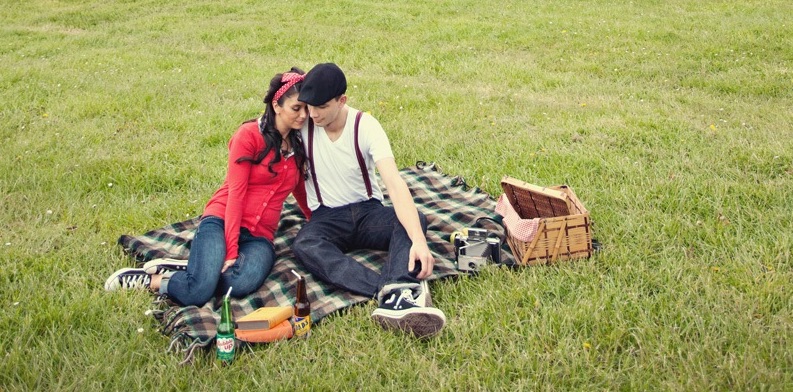 Rabatte Coupons Ein Paar beim romantischen Picknick | Rabatte Coupons