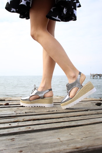 Silberfarbene Sandalen mit einer dicken Sohle | Rabattcoupons