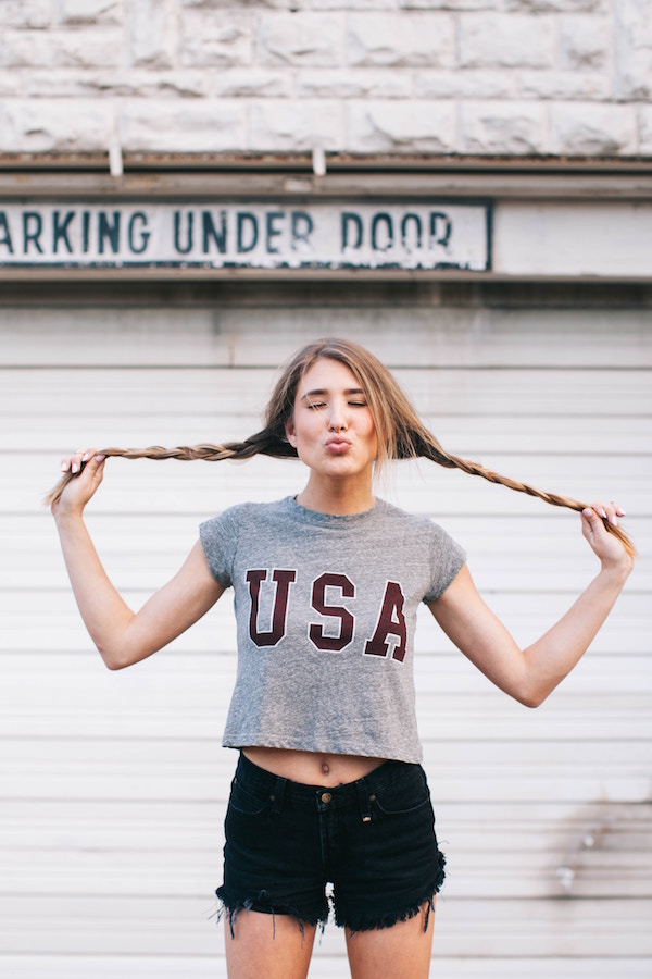 Eine junge Dame mit USA-Shirt | Rabatte Coupons