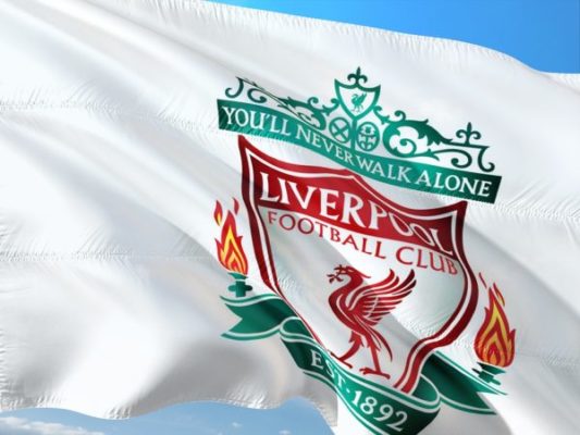 Das Wappen des FC Liverpool auf einer Flagge | Rabatte Coupons