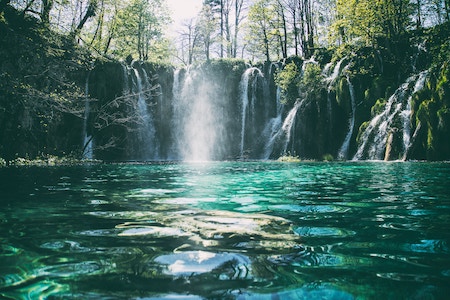 Ein Wasserfall mit türkisem Wasser | Rabatte Coupons