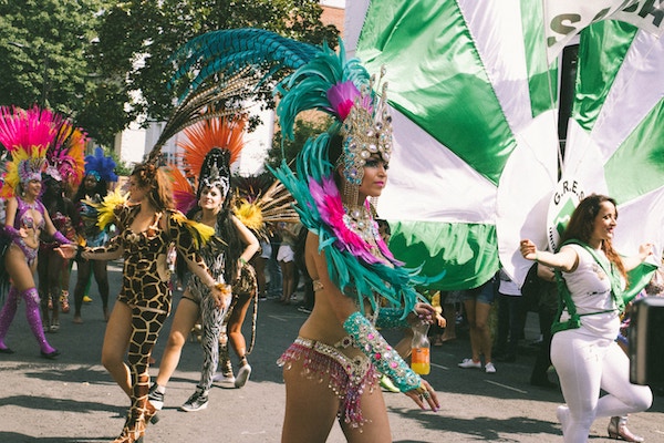 Bunt verkleidete Damen zu Mardi Gras | Rabatte Coupons