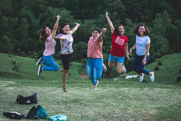 Rabattcoupons Fünf Freundinnen hüpfen vor Freude | Rabatte Coupons