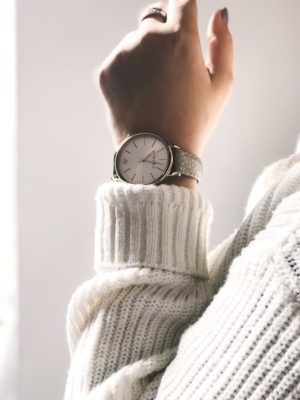 Eine Armbanduhr am Handgelenk einer Frau | Rabatt-Coupon