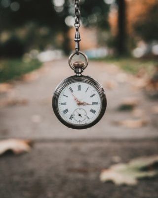 Rabatte Coupons Eine Taschenuhr die gehalten wird | Rabatte-Coupons