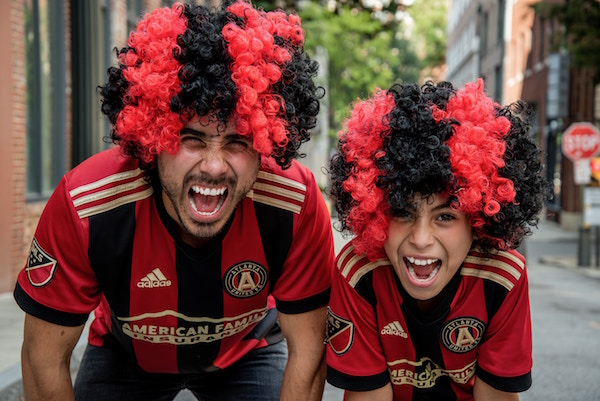 Zwei Fußballfans vor dem Spiel | Rabatte Coupons