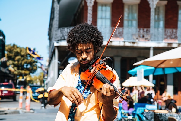 Ein Mann mit Fiddle | Rabatte Coupons