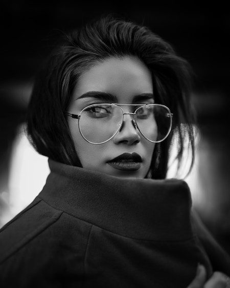 Ein schwarzweiß Bild von einer Frau mit klassischer Pilotenbrille | Lensbest Gutschein
