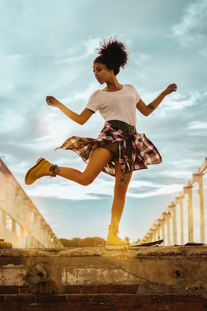 Eine junge Dame tanzt in der Abendsonne | Reebok Gutschein