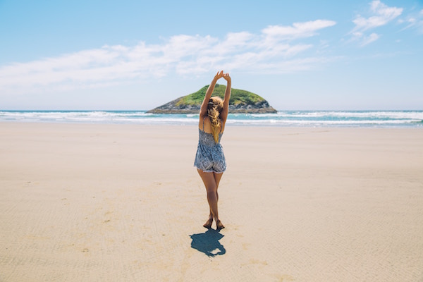 Eine junge Dame am Strand | Rossmann Coupons