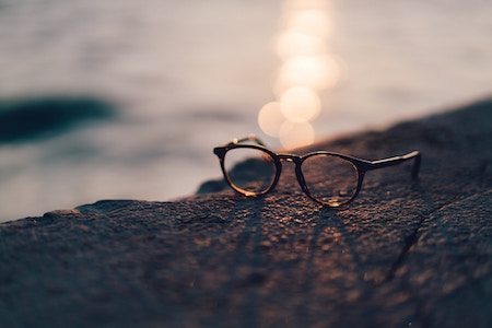 Eine Brille liegt auf einem Felsen | Rabatte Coupon