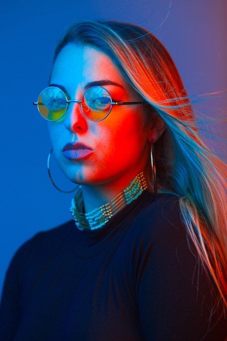 Eine Frau trägt eine zarte runde Brille | Lensbest Gutschein