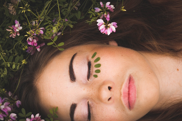Eine Dame im Gras | Rossmann Coupons