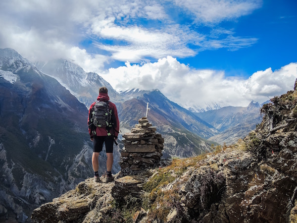 Ein Wanderer in den Bergen | Blue Tomato Gutschein