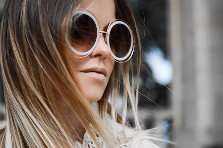 Eine Frau trägt eine große runde Sonnenbrille | Lensbest Gutschein
