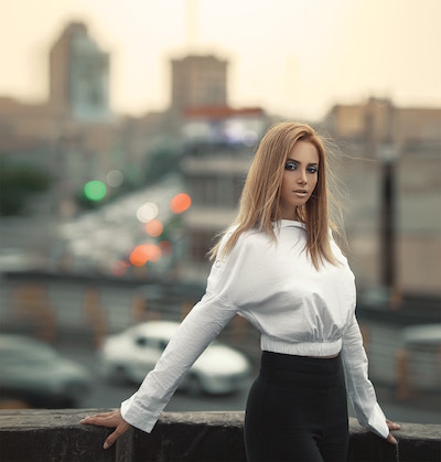 Neckermann Gutschein Eine junge Dame im schicken Pullover | Neckermann Gutschein